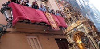 Celebración del Corpus Christi en València con decoraciones y asistentes