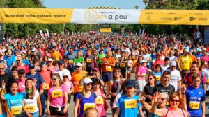 Multitud de corredores participando en la Volta a Peu en Valencia