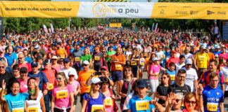 Multitud de corredores participando en la Volta a Peu en Valencia