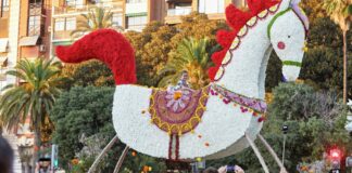 Caballo decorado con flores en la Batalla de Flores de Valencia