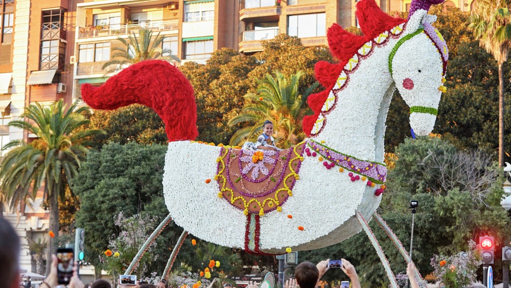 Caballo decorado con flores en la Batalla de Flores de Valencia