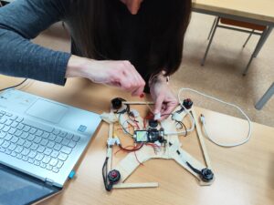 Estudiante trabajando en la construcción de un dron en clase
