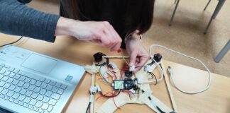 Estudiante trabajando en la construcción de un dron en clase