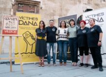 Grupo de personas en rueda de prensa sobre la Asociación de Víctimas DANA