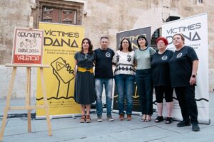 Grupo de personas en rueda de prensa sobre la Asociación de Víctimas DANA