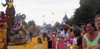 Carrosses decorades amb flors durant la Batalla de Flors a València.