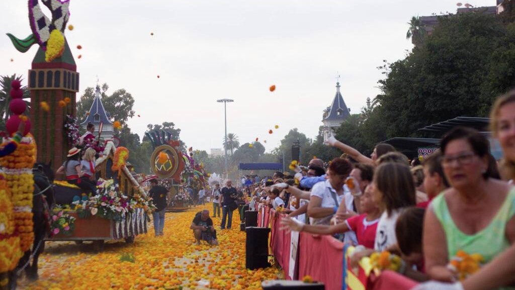 Carrosses decorades amb flors durant la Batalla de Flors a València.