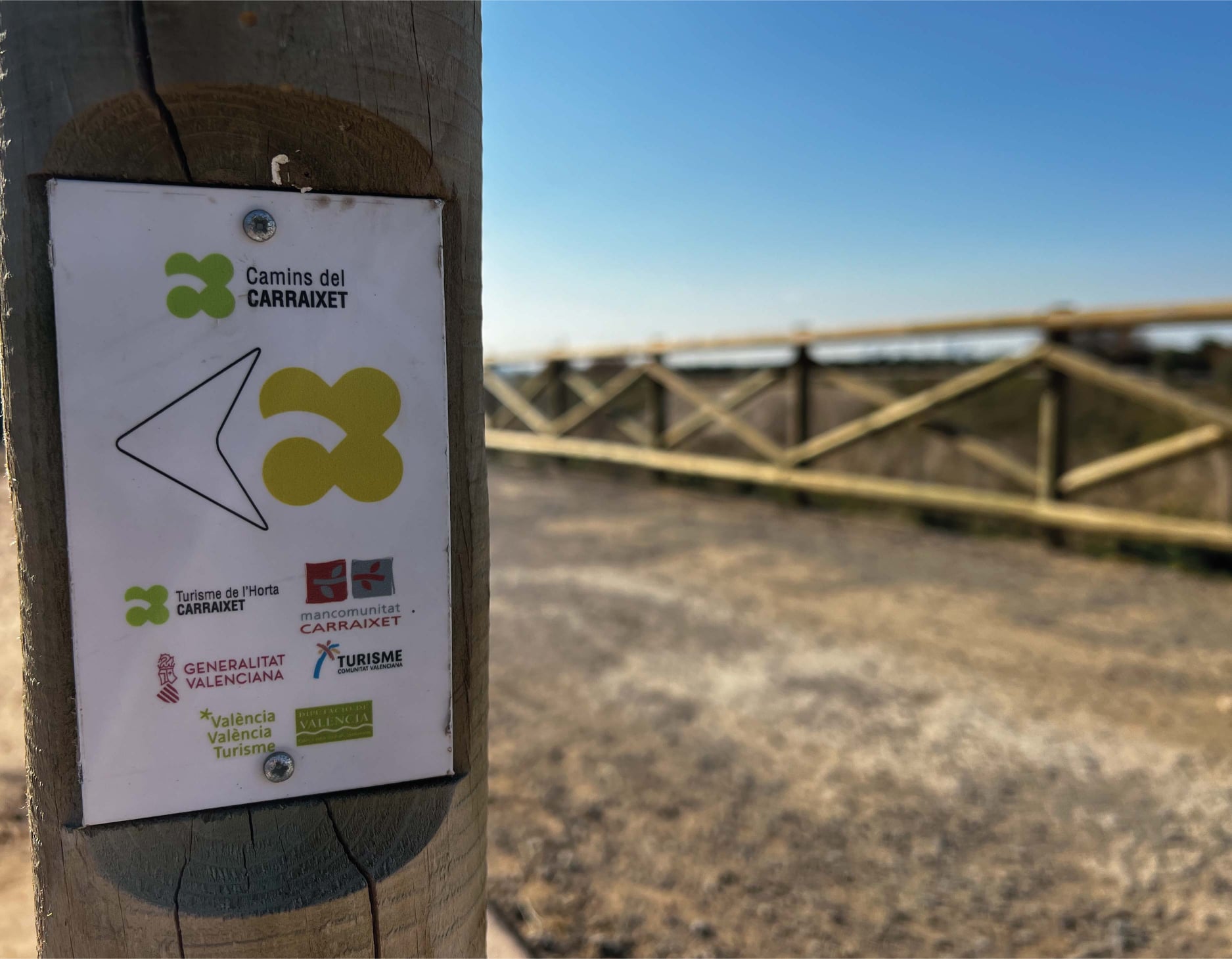 Señalización del Camins del Carraixet en un entorno natural