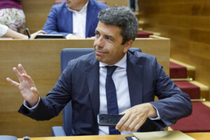 El president de la Generalitat, Carlos Mazón, a su llegada al pleno de Les Corts Valencianes.