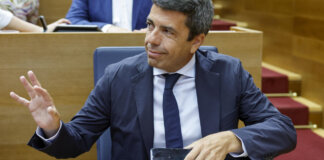 El president de la Generalitat, Carlos Mazón, a su llegada al pleno de Les Corts Valencianes.