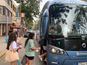 cata-rosa-autobus-playa