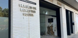 Fachada del edificio de Servicios Sociales en Catarroja con daños visibles