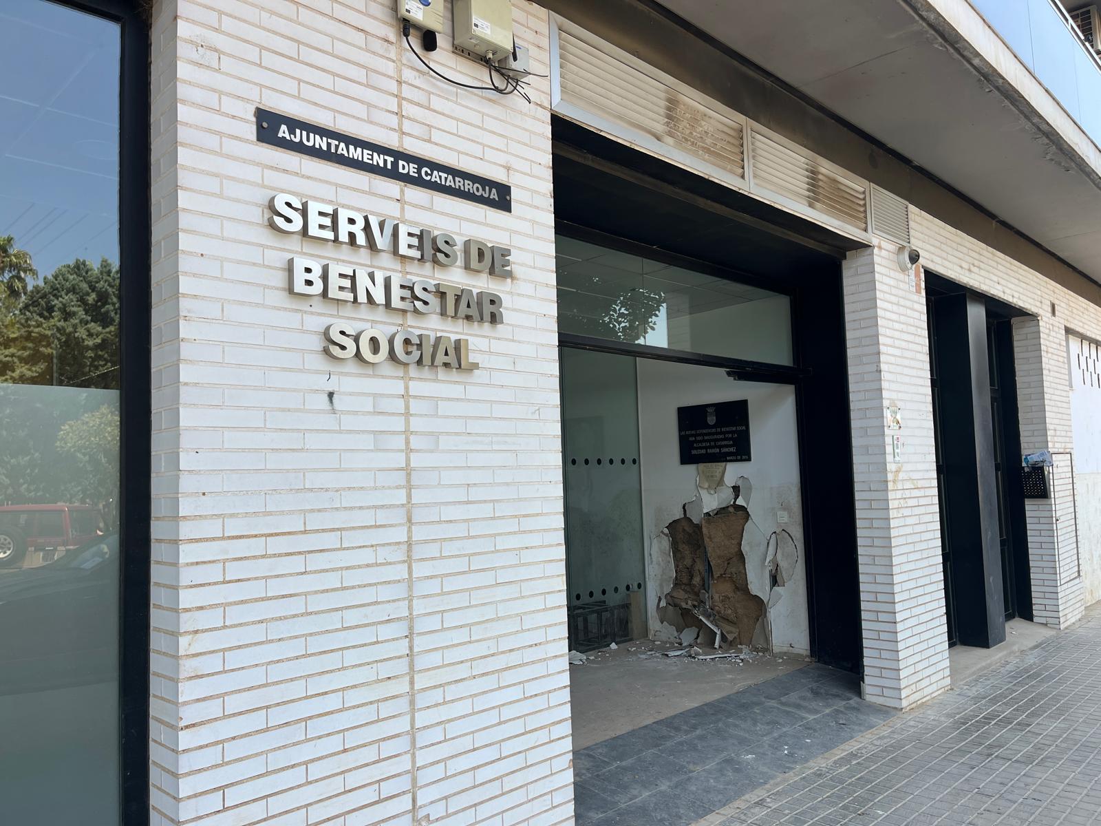 Fachada del edificio de Servicios Sociales en Catarroja con daños visibles