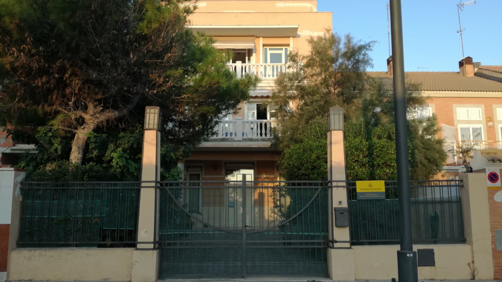 Fachada del Centre Ocupacional Isabel de Villena en València