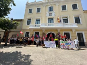 Concentración CCOO y UGT en la puerta del Ayuntamiento de Godella