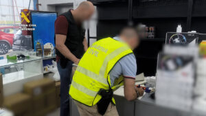 Agentes de la Guardia Civil investigando productos falsificados en un local