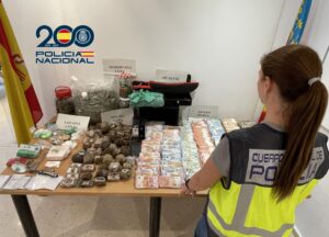 Operativo policial con drogas y dinero confiscado en Torrent