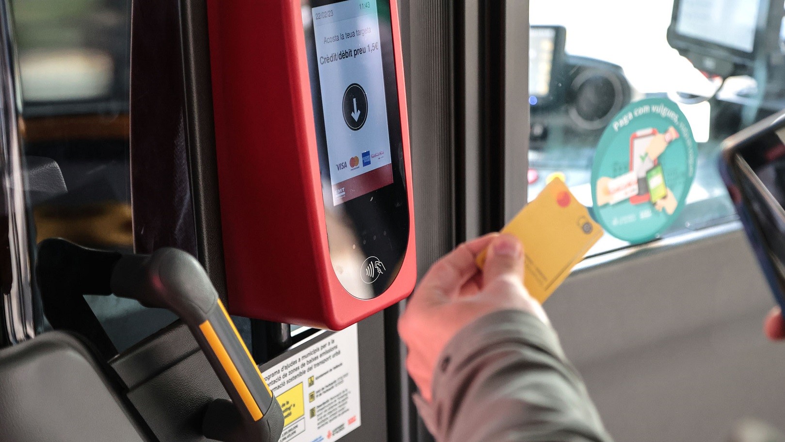 Persona utilizando un validador de tarjeta en el transporte público de València