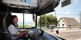 Conductora de autobús de EMT València en ruta hacia la playa