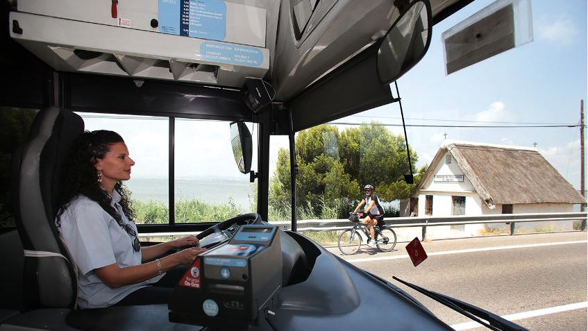 Conductora de autobús de EMT València en ruta hacia la playa