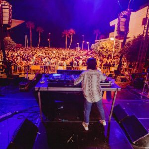 DJ actuando en el festival Xufasound en Alboraia con una gran multitud.