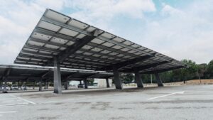 Estructura de placas solares en un aparcamiento en El Perellonet
