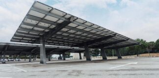 Estructura de placas solares en un aparcamiento en El Perellonet