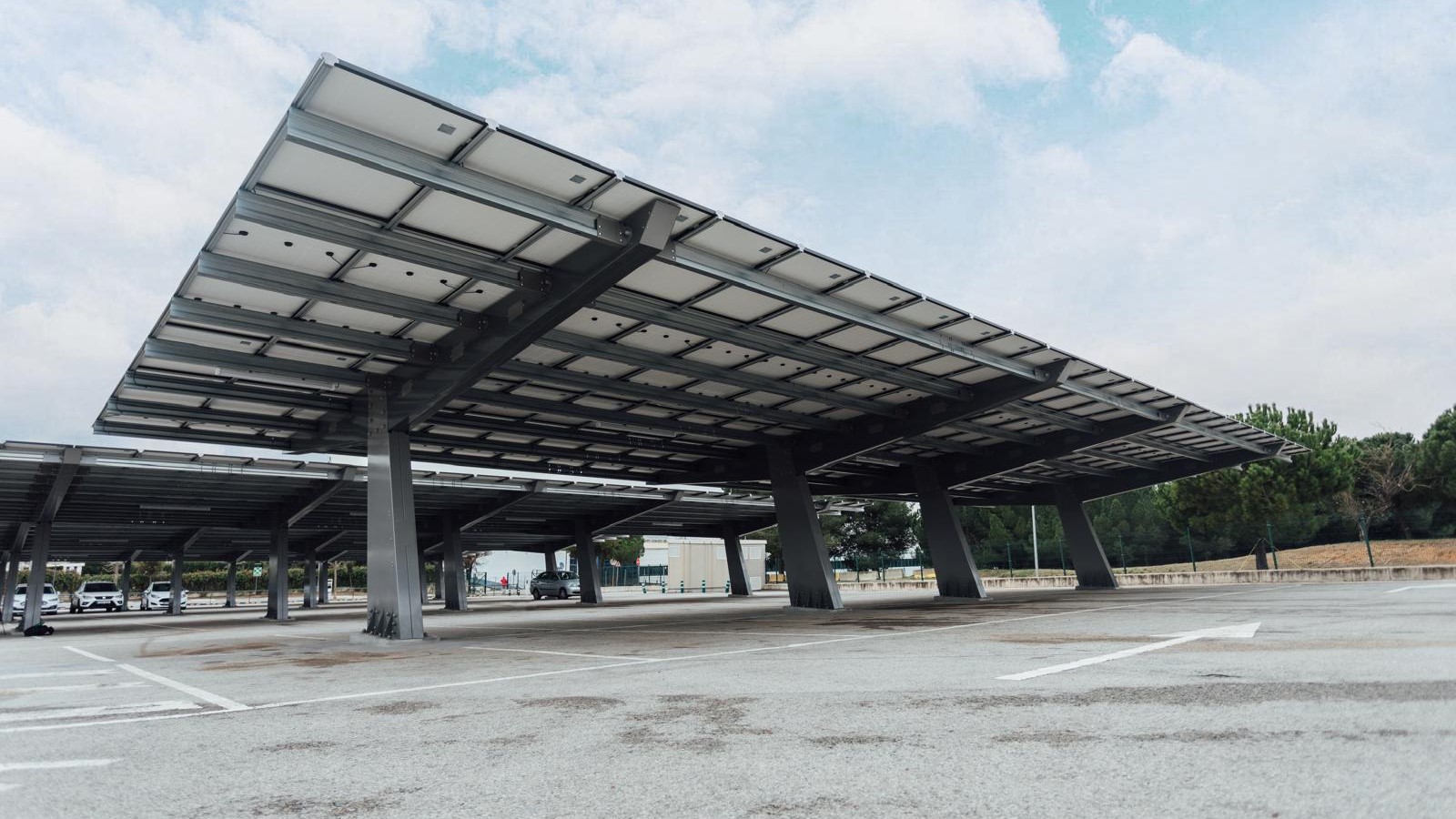 Estructura de placas solares en un aparcamiento en El Perellonet