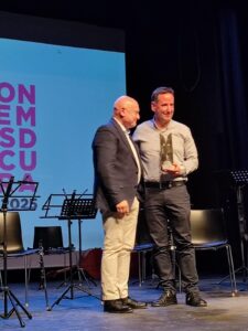 Entrega de un premio cultural en Foios durante una gala