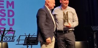 Entrega de un premio cultural en Foios durante una gala