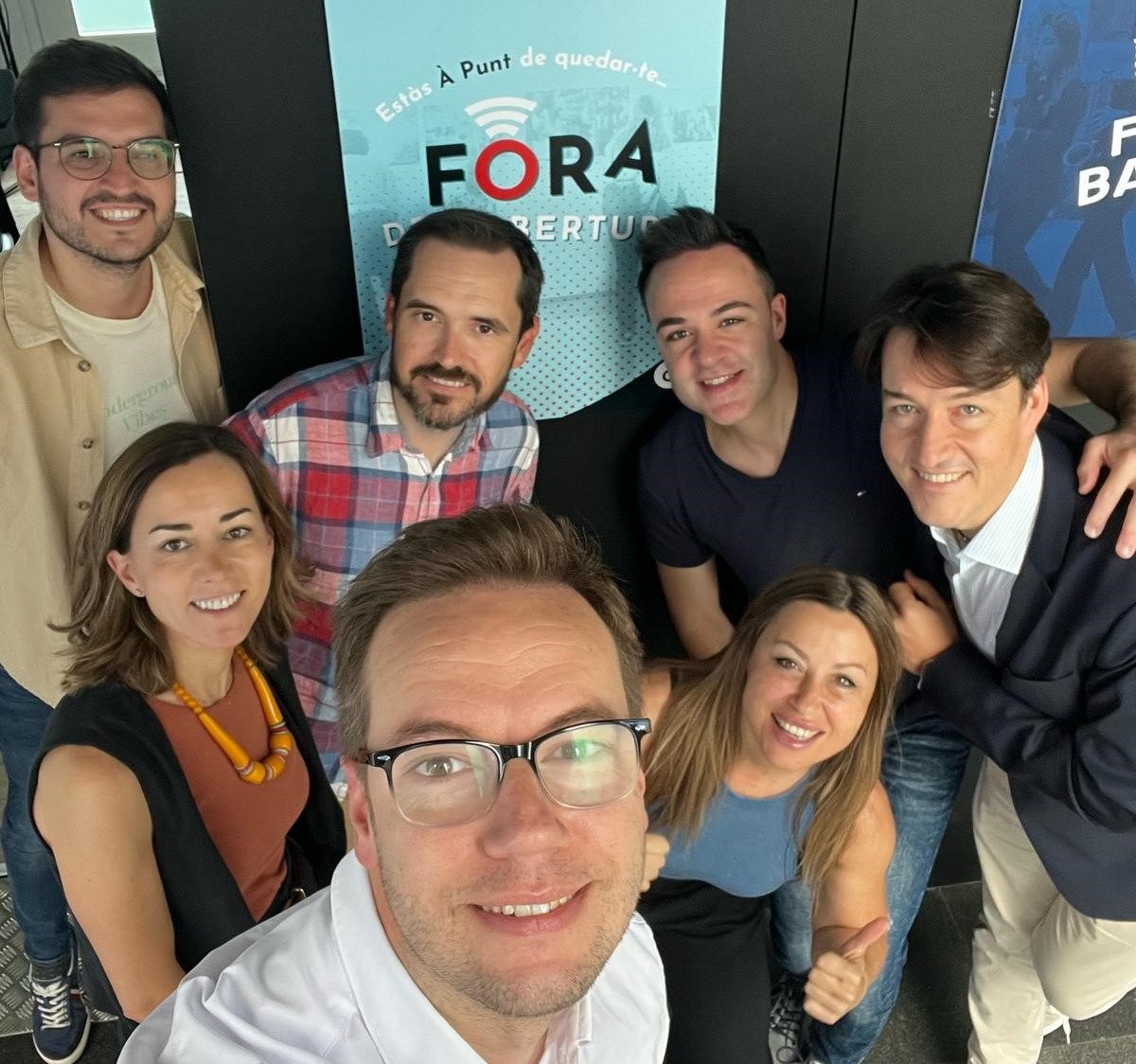 Grupo de presentadores del magazín Fora de cobertura en la Fira de la Tomaca