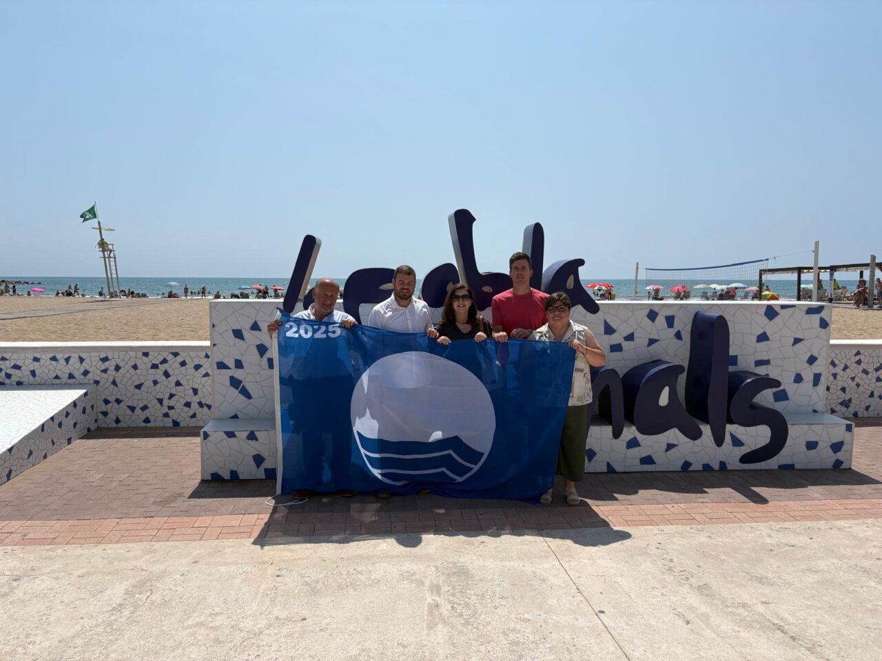 izado-banderas-playa-la-pobla-de-farnals