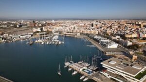 Vista aérea de La Marina de València con barcos y edificios modernos.