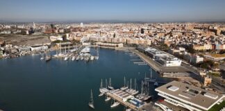 Vista aérea de La Marina de València con barcos y edificios modernos.