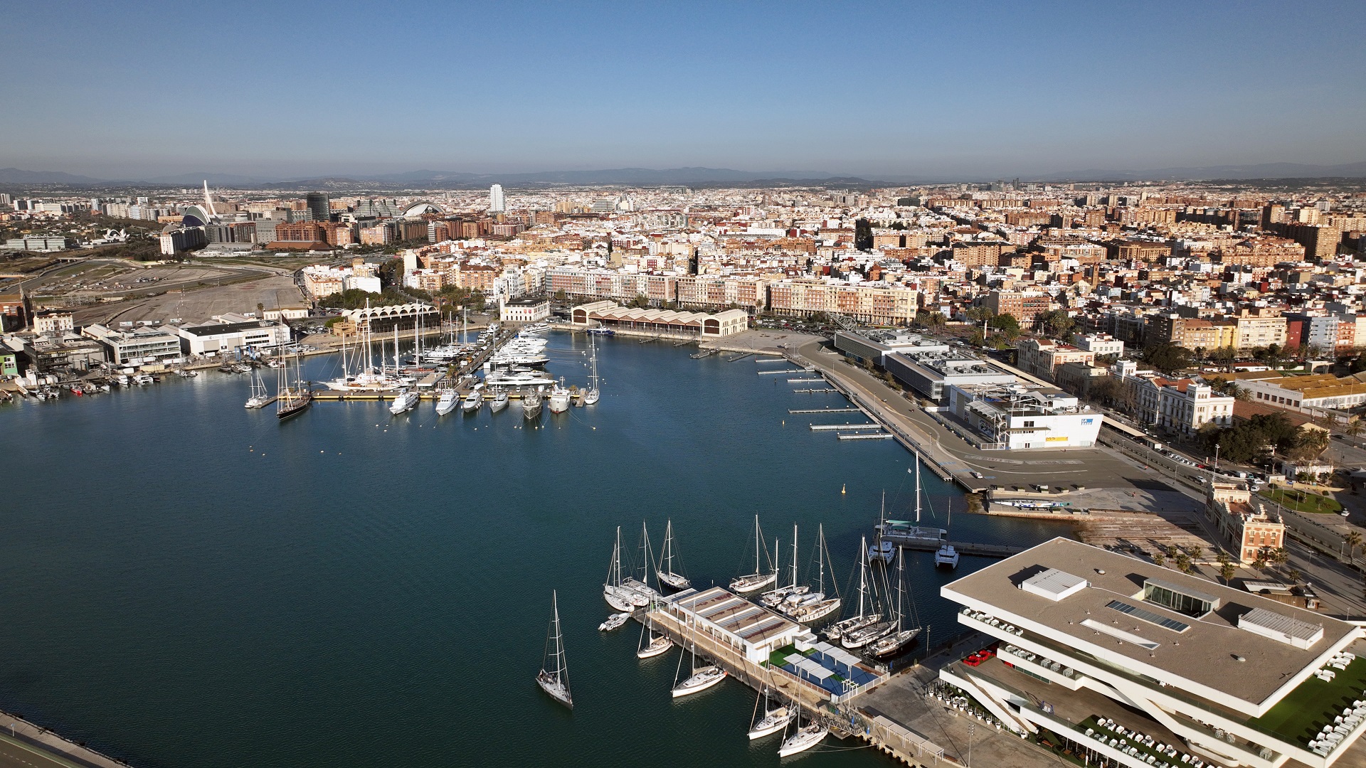 Vista aérea de La Marina de València con barcos y edificios modernos.