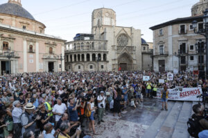 La octava manifestación contra Mazón desafía al calor para pedir su adiós 243 días después