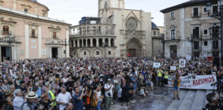 La octava manifestación contra Mazón desafía al calor para pedir su adiós 243 días después