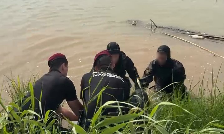 Policía Nacional rescate de un cadáver en el rio Túria a la altura de Manises