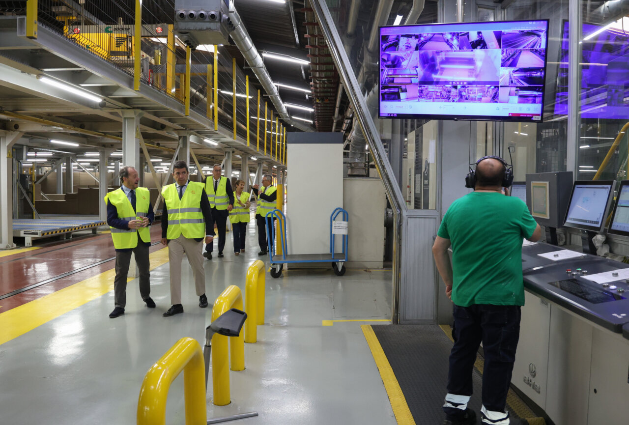 Carlos Mazón visita la empresa Cartonajes Levante en Picanya