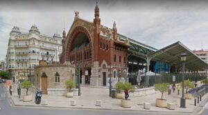 Vista exterior del Mercat de Colón en Valencia con arquitectura emblemática.