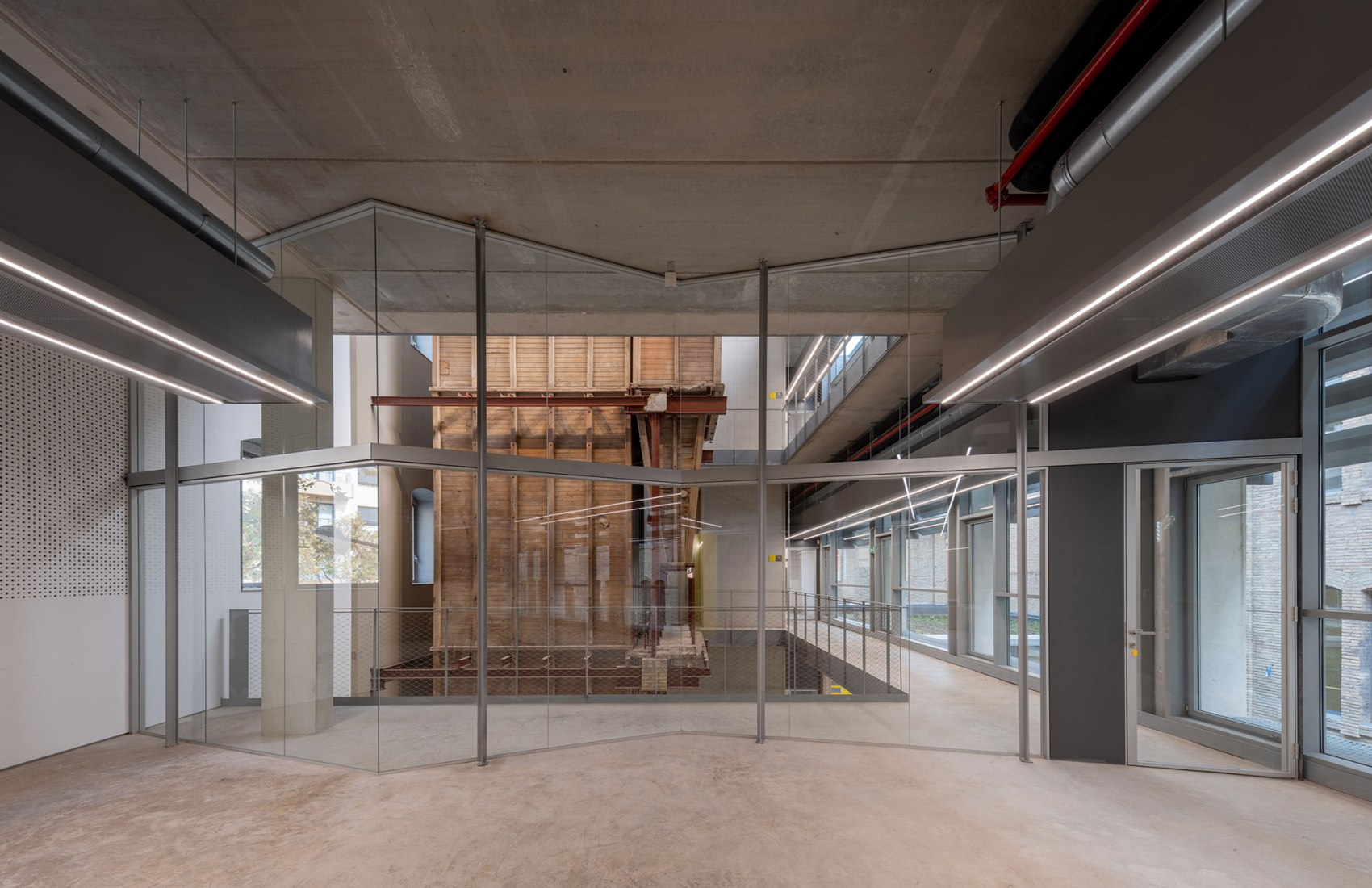 Interior del edificio de la Farinera donde se instalará Microsoft