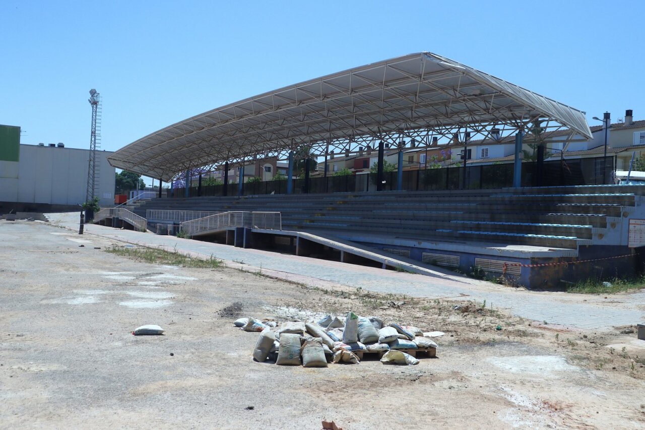 Arranca la reconstrucción del campo de fútbol El Terrer con la vista puesta en septiembre