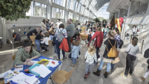Familias disfrutando de actividades en el Palau de la Música de Valencia