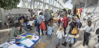 Familias disfrutando de actividades en el Palau de la Música de Valencia