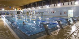 Interior de la piscina d'Aiora amb nadadors i equipament de climatització