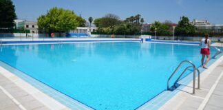 Piscina de Burjassot con agua cristalina y vegetación alrededor