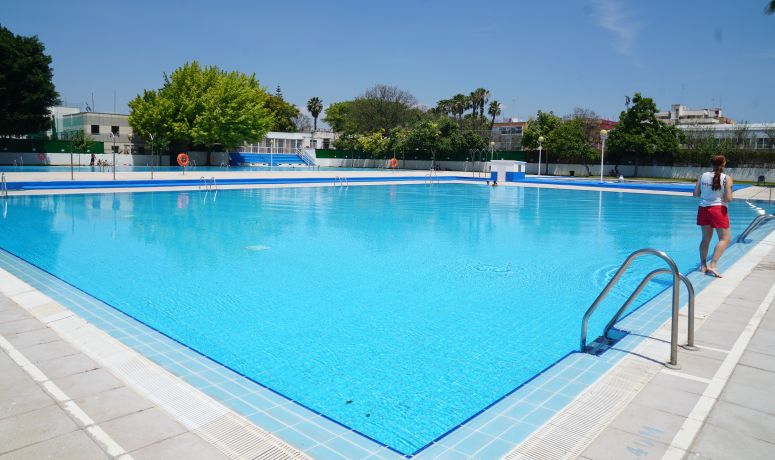 Piscina de Burjassot con agua cristalina y vegetación alrededor