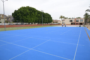 Pista de tenis recién pintada en el polideportivo de Paiporta