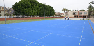 Pista de tenis recién pintada en el polideportivo de Paiporta