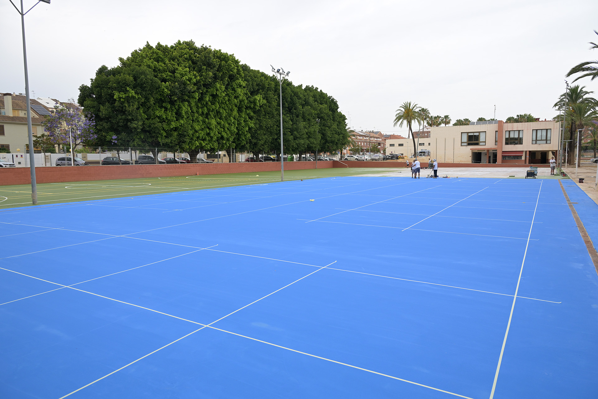 Pista de tenis recién pintada en el polideportivo de Paiporta